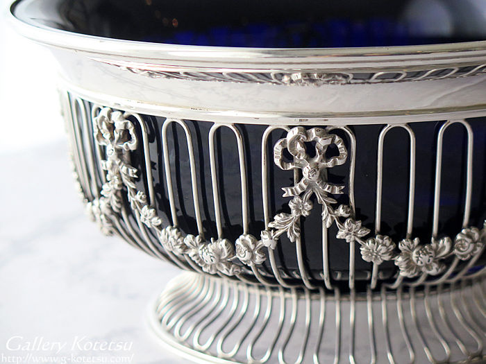 AeB[NOX{E antique glass bowl