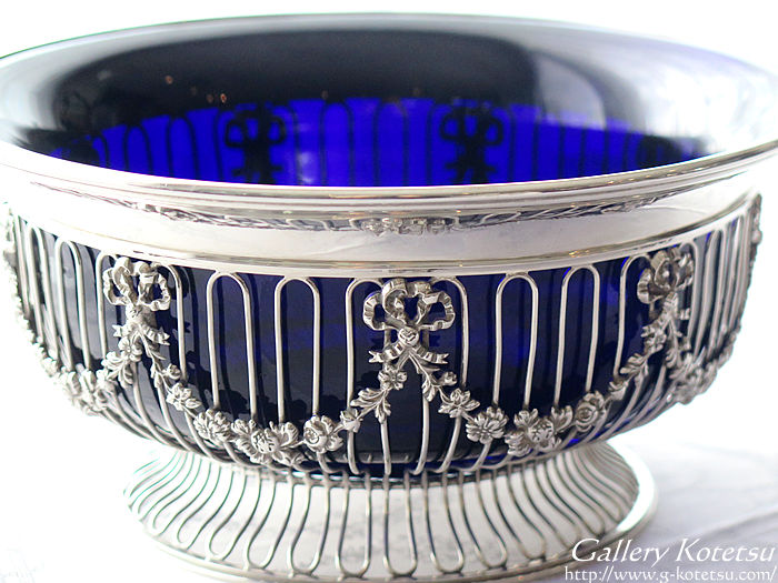 AeB[NOX{E antique glass bowl