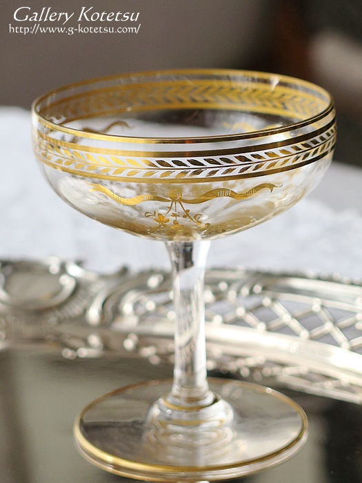 VpOX champagne glass