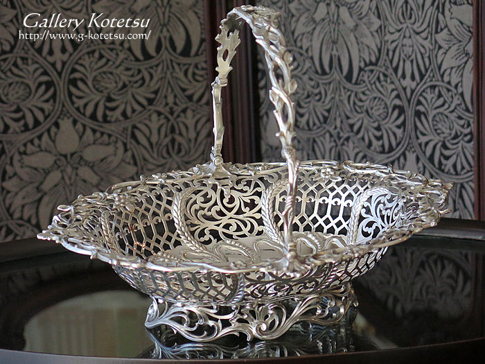 Vo[oXPbg antique silver cake basket