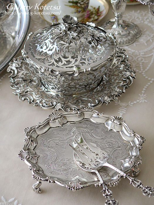 AeB[NVo[T@ antique silver salver