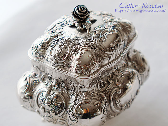 Vo[eB[LfB silver tea caddy