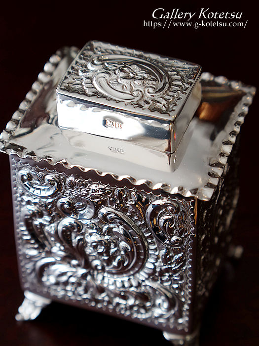 Vo[eB[LfB silver tea caddy