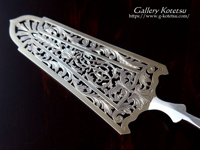 antique silver server AeB[NVo[