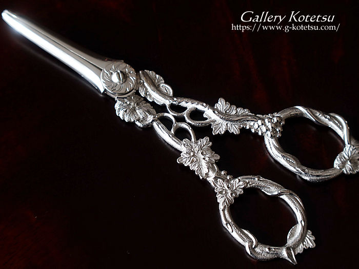 antique silver grape scissers AeB[NVo[